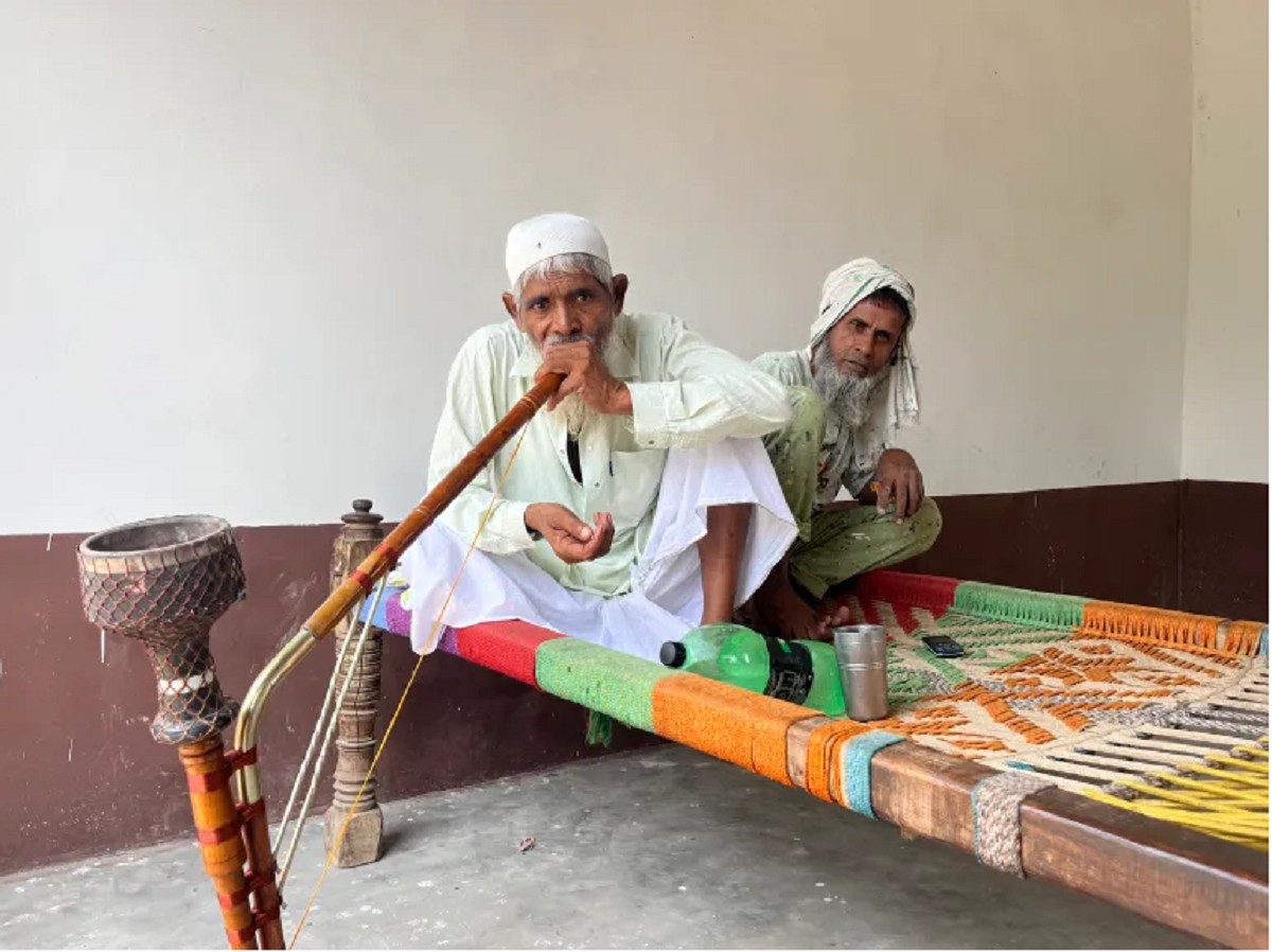 मोहम्मद नूर आफ्नो बाल्यकालको साथी तजामुल मोहम्मदसँग हरियाणाको उत्तावरमा रहेको आफ्नो घरमा बसिरहेका छन्। नूरलाई प्रहरीले उठाएर कुटपिट गर्‍यो, तर त्यसपछि छोडियो। उनी १५ वर्षभन्दा कम उमेरका थिए, त्यसैले जबरजस्ती भ्यासेक्टोमीको लागि कम उमेरका मानिए